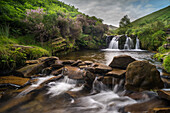 Wasser, das über Felsen auf Moorlandlebensraum, Fairbrook, Höchstbezirks-Nationalpark, Derbyshire, England, Vereinigtes Königreich, Europa kaskadiert