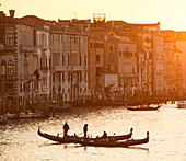 Zwei Gondolieri in Silhouette bei Sonnenuntergang auf dem Canal Grande, von der Rialto-Brücke, Venedig, UNESCO Weltkulturerbe, Veneto, Italien, Europa