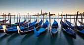 Blick Richtung San Giorgio Maggiore von Riva Degli Schiavoni, mit Gondeln im Vordergrund, Venedig, UNESCO Weltkulturerbe, Veneto, Italien, Europa