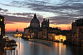 Blick auf den Canal Grande in Richtung Santa Maria Della Salute von der Accademia-Brücke im Morgengrauen, Venedig, UNESCO Weltkulturerbe, Veneto, Italien, Europa