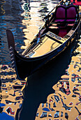 Gondeln und Reflexionen, Gondole Bacino Orseole, nahe dem Markusplatz, Venedig, UNESCO Weltkulturerbe, Veneto, Italien, Europa
