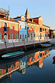 Bunte Häuser und Reflexionen im Kanal, Insel Burano, Venedig, UNESCO-Weltkulturerbe, Veneto, Italien, Europa