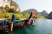 Traditionelle Longtail-Boote und Kalksteinfelsen, Hong Island, eine der Koh Hong Inseln, Ao Nang, Krabi, Thailand, Südostasien, Asien