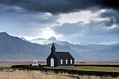 Schwarze Holzkirche gegen Berge, Budir, Snaefellsnes Halbinsel, Island, Polarregionen