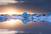 Schneebedeckte Eisberge im Winter bei Sonnenuntergang, Jokulsarlon Glacial Lagoon, Südisland, Polarregionen