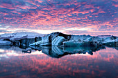 Erstaunlicher Sonnenuntergang über Jokulsarlon Glacial Lagoon, Südisland, Polargebiete