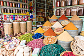 Anzeige von Gewürzen und Potpourri im Gewürzmarkt ,Rahba Kedima Square, in den Souks von Marrakesch, Marokko, Nordafrika, Afrika