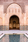 Wand von Ben Youssef Madrasa ,alte islamische Hochschule, mit Reflexion im Wasserbecken, UNESCO-Weltkulturerbe, Marrakesch, Marokko, Nordafrika, Afrika