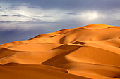 Orange Sanddünen gegen stürmischen Himmel, Erg Chebbi Sand Meer, Teil der Sahara in der Nähe von Merzouga, Marokko, Nordafrika, Afrika