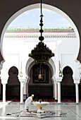 Einheimischer Mann im Innenhof der Kairaouine Moschee ,Moschee von al-Qarawiyyin, UNESCO-Weltkulturerbe, Fez, Marokko, Nordafrika, Afrika waschen