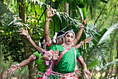 Jungen, die den Gotipua-Tanz, den traditionellen Volkstanz von Odisha, der von Hindugöttern inspiriert wurde, Lords Jagannath und Krishna, Odisha, Indien, Asien, aufführten
