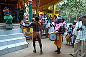Schamane in verändertem Bewusstseinszustand mit schamanischem Schlagzeuger und Becken, Durchführung eines Problemlösungsrituals im Hindu-Tempel, Kurkuri, Odisha, Indien, Asien