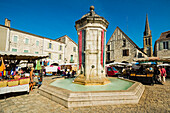 Brunnen an der richtigen Stelle Gambetta am populären Markttag an dieser südwestlichen historischen Bastide-Stadt, Eymet, Bergerac, Dordogne, Frankreich, Europa
