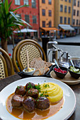 Traditionelles schwedisches Gericht mit Fleischbällchen, Altstädter Ring, Gamla Stan, Stockholm, Schweden, Skandinavien, Europa