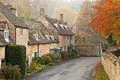 Line of Cotswold Steinhütten im Herbst Nebel, Snowshill, Cotswolds, Gloucestershire, England, Vereinigtes Königreich, Europa