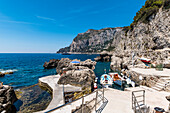 Badeanstalt La Fontelina mit Blick auf die Faraglioni Felsen vor Capri, Insel Capri, Golf von Neapel, Italien