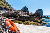 Badeanstalt La Fontelina mit Blick auf die Faraglioni Felsen vor Capri, Insel Capri, Golf von Neapel, Italien