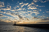 Sonnenaufgang an der Nordmole, Nationalpark Wattenmeer, Jadebusen, Nordsee, Wilhelmshaven, Niedersachsen, Deutschland