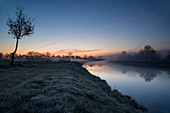 Morgendämmerung bei Nebel am Ems-Jade-Kanal, Priemelsfehn, Friedeburg, Wittmund, Ostfriesland, Niedersachsen, Deutschland