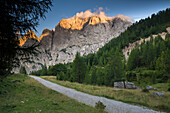 Blick auf den Berg Prisojnik im Abendlicht. Gorenjska, Oberkrain, Nationalpark Triglav, Julische Alpen, Slowenien