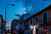Einsame Lampe auf der Terrase in der Nacht in Santa Catalina, Palma de Mallorca, Majorca, Balearen, Balearische Inseln, Mittelmeer, Spanien, Europa
