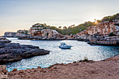 Motorboat in der Bucht von Cala s’Almunia, Mallorca, Balearische Inseln, Spanien