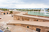 Tourists on the ''Dalt Murada'', the Renaissance seawall at Parc de la Mar, historic city centre, Ciutat Antiga, Palma de Mallorca, Majorca, Balearic Islands, Mediterranean Sea, Spain, Europe