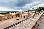 Tourists on the ''Dalt Murada'', the Renaissance seawall at Parc de la Mar, historic city centre, Ciutat Antiga, Palma de Mallorca, Majorca, Balearic Islands, Mediterranean Sea, Spain, Europe