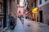 Kebap Laden und ein Mofa in der Altstadt von Palma, Ciutat Antiga, Palma de Mallorca, Majorca, Balearen, Balearische Inseln, Mittelmeer, Spanien, Europa