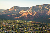 Majestätische Landschaft mit Sedona Stadt im Vordergrund und Berge im Hintergrund, Arizona, USA