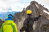 Fotografieren mit Bergsteiger beim Bergsteigen, Chilliwack, British Columbia, Kanada