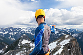 Fotografie des Bergsteigers in der schützenden Ansicht des Schutzhelms vom Gipfel des Berges in der Nordkaskaden-Gebirgszug, Chilliwack, Britisch-Columbia, Kanada