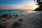 Landschaft des Strandes unter romantischem Himmel bei Sonnenuntergang, Koh Lipe Insel, Thailand