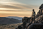 Hunter genießt das Backcountry in Nevada, während er Chukar jagt.