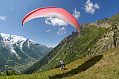 Gleitschirmfliegen über dem Chamonix-Tal in der Nähe des Mont Blanc in Chamonix, Frankreich