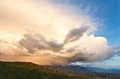 Wolken am blauen Himmel über grüne Berge tagsüber, Salt Lake City, Utah, USA