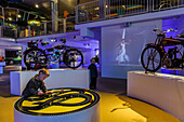 Zwei Jungen besichtigen Museum, einer spielt mit einer Autorennbahn,  Technik und Seefahrtmuseum, Malmö, Südschweden, Schweden