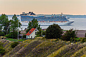 Kreuzfahrtschiff fährt an Insel Ven vorbei. Blick von der St. Ibb Kirche auf der Insel Ven, Skane, Südschweden, Schweden