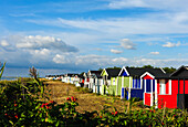Bunte Strandhütten bei Skanör med Falsterbo, Skane, Südschweden, Schweden
