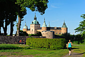 Kalmar Schloss Aussenasicht mit Joggerin , Schweden