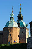 Kalmar Castle men sit on a bench, Schweden