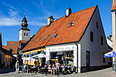 Café in der Altstadt von Visby , Schweden
