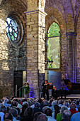 Konzert in den Ruinen der St. Olof Kirche in den alten Kirchen Ruinen finden im Sommer diverse Konzerte , Schweden