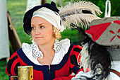 Mittelalterliches Fest Menschen in Kostuemen , Schweden