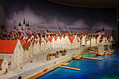 Geschichts Museum Fenomenalen mit Runnensteinen und Spillingschatz der Wikinger, Model der alten Stadtansicht , Schweden