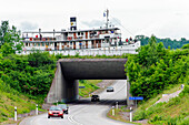Goetakanal fuehrt ueber Strasse bei Borensberg , Schweden