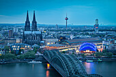 UNESCO Welterbe Kölner Dom während Blauer Stunde, Hohenzollern Brücke über Rhein, Köln, Nordrhein-Westfalen, Deutschland