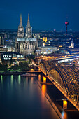 UNESCO Welterbe Kölner Dom während Blauer Stunde, Hohenzollern Brücke über Rhein, Köln, Nordrhein-Westfalen, Deutschland, Langzeitbelichtung