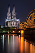 UNESCO Welterbe Kölner Dom während Blauer Stunde, Hohenzollern Brücke über Rhein, Köln, Nordrhein-Westfalen, Deutschland