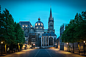 UNESCO Welterbe Dom zu Aachen während Dämmerung, Blaue Stunde, Aachen, Nordrhein-Westfalen, Deutschland